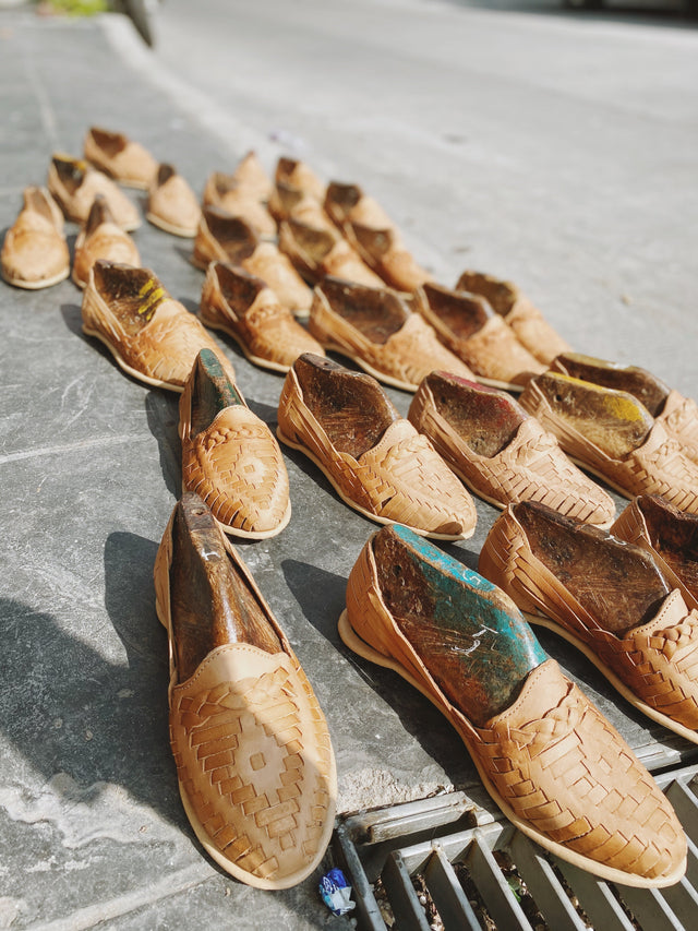 El proceso artesanal que da vida a los huaraches mexicanos
